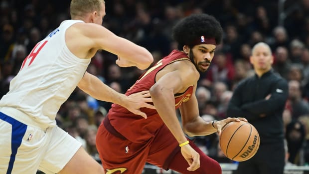 Jan 29, 2024; Cleveland, Ohio, USA; Cleveland Cavaliers center Jarrett Allen (31) drives to the basket against Los Angeles Clippers center Mason Plumlee (44) during the first half at Rocket Mortgage FieldHouse. Mandatory Credit: Ken Blaze-USA TODAY Sports